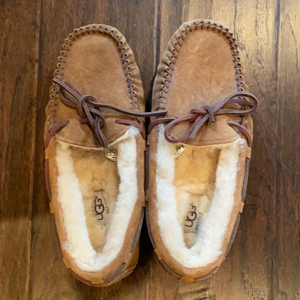 Womens UGG Slippers, size 6, fits like 6.5